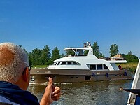 Een groot schip. De kaptein zit achter dat half ronde bolletje.