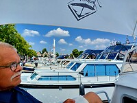 Het kleine plaatsje ontvangt veel watersporters.