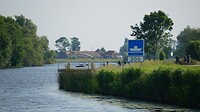 Opletten als de pont oversteek komen de kabels omhoog.