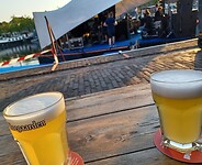 Lekker met een biertje muziek luisteren 😄