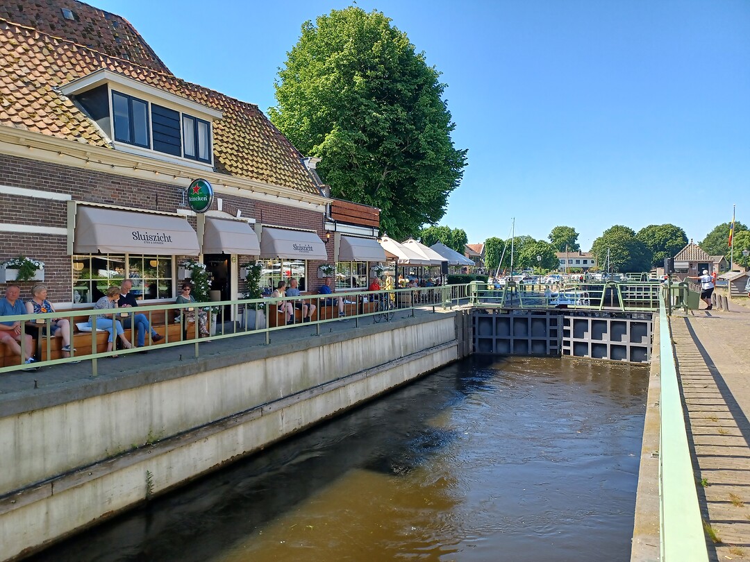 Het bankje bij Sluiszicht. Iedereen netjes op een rij 🤣