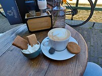 Cappuccino met een Blokzijlse brok.