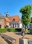 De vlag van Blokzijl wappert fier in de wind.