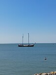 Tweemaster voor anker op het IJsselmeer.