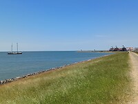 Het is heerlijk wandelen op de dijk tussen Stavoren en het IJsselmeer.