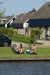 De tuinmannen namen een koffiepauze in hun kruiwagen.