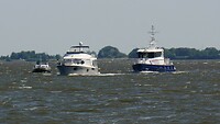We dachten even dat de politie deze grote boot ging controleren.