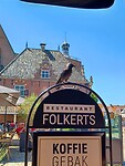 Een brutale kauw aast op de kruimels 🐦⬛