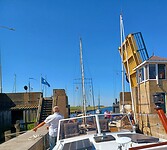 De sluiswachter geeft uit zijn hok aanwijzingen.