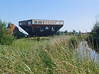 De omgekeerde boerderij.