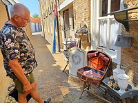 In een smal steegje een leuke picknickmand.