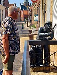 Bijzonder beeld (Visserman met Jonkie) aan de gracht.