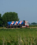 We dachten eerst dat dit een melktankwagen was. Er zit iets anders in de tank. Mest :-)