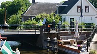 De brugwachter doet alles met de hand.