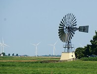 Oude en nieuwe windmolens.