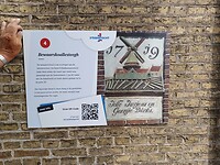 Bij elke steeg info.