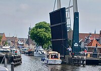 De brugwachter staat weer klaar met zijn klomp. 7 euro 🙄