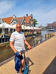 Daar gaat hij weer op zijn step.