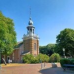 Kerkje vlak bij het monument in Urk.