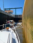 Het water komt de sluis binnen.