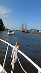 Door de mooie oude sluis van Lemmer.