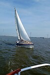 Een zeilboot in ons kielzog.