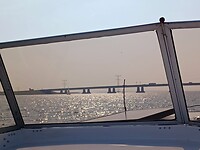 Onder de brug door.