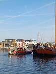 De eerste boot van de brandweer arriveert.