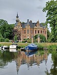 Dit huis staat te koop.