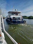Onze buurman vaart richting Willemstad.