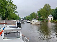 De eerste boten liggen al klaar voor de brug.