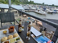 Een hapje en een drankje en zicht op de Forever.