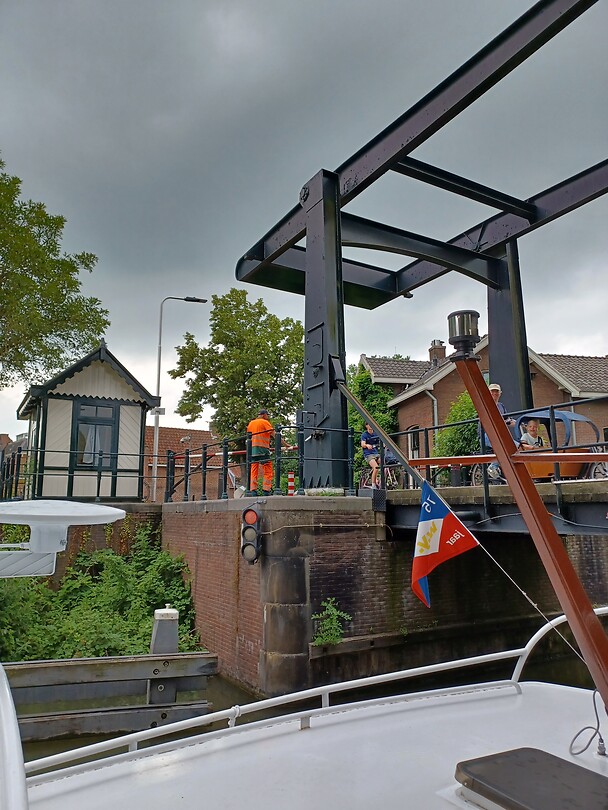 Met de hand de brug openen.
