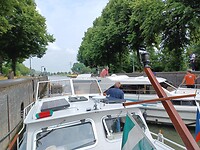 Ohhh in de sluis 'botst' een huurboot tegen onze achterkant.