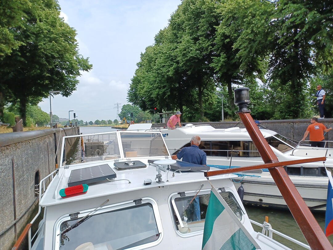 Ohhh in de sluis 'botst' een huurboot tegen onze achterkant.