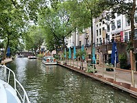 Terrasjes aan het water.