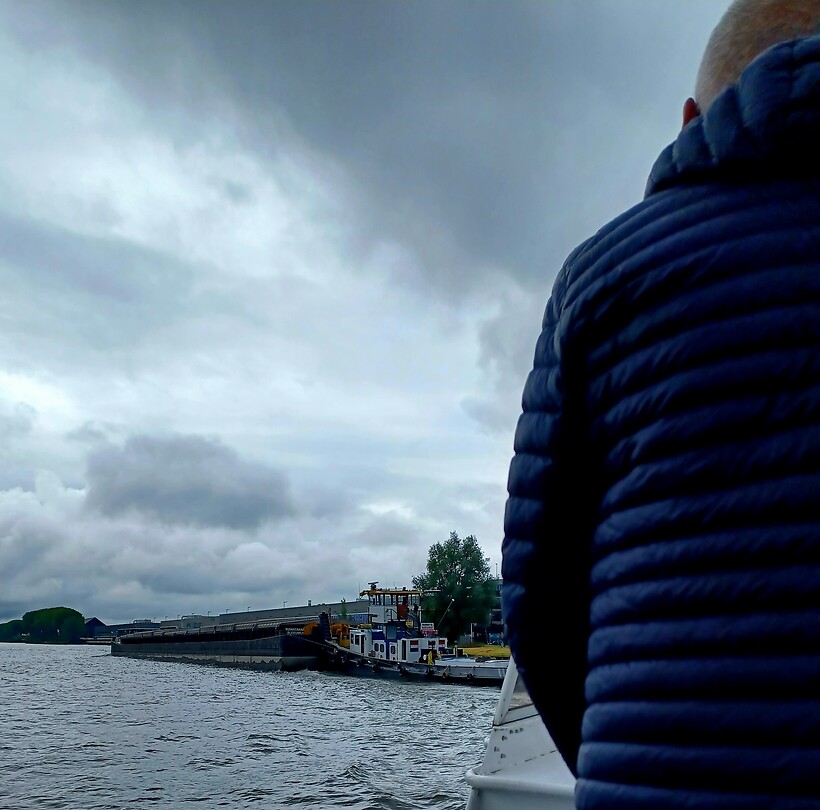 Niet te dicht achter een duwboot langs varen.