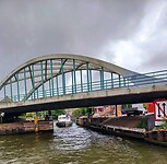 Vanuit deze smalle sluis het Amsterdamrijnkanaal op.