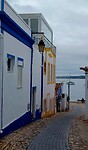 Smalle straatjes in Alvor richting de haven