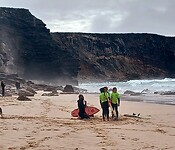 Groepje kinderen krijgt surfles