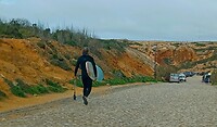Je komt ze overal tegen die surfers :-)