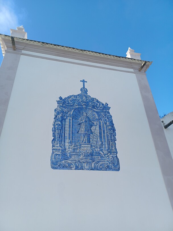 Buitenkant van het tegelkerkje Sao Lourenco