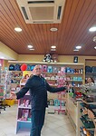 Har mocht onder de warme airco zijn jas drogen van de vrouw in de winkel.