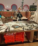 De vis wordt schoongemaakt waar je bij staat