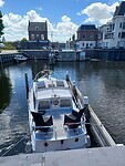 Recht tegenover de sluis.