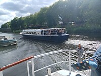 Rondvaartboten varen met regelmaat langs