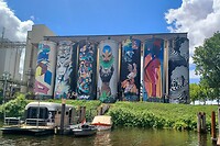 Bij het binnenvaren van Den Bosch leuke schilderingen op silo's