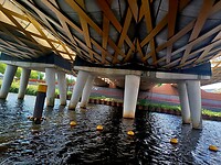Op weg naar het centrum van den Bosch onder bijzondere bruggen.