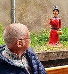 Wat probeert het mannetje in het rood ons te zeggen???? :-)