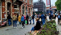 In de rij voor de Bossche bollen. Har is op 1 na de laatste